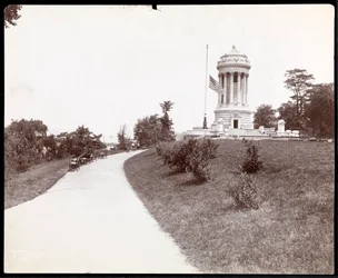 Ansicht des Denkmals für Soldaten und Matrosen und einer benachbarten Halbmastflagge im Riverside Park, New York, 1904